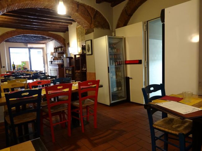 教会からすぐの昨日のレストラン<br />Osteria dei Centopoveri<br />ランチは評判がいいし<br />アパートから近くでないと電車の時間まであまりありません<br />１２時丁度くらいで誰もいません。<br />