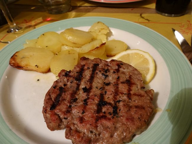 同行者はハンバーグ。<br />やっぱり肉料理イマイチらしい<br />体調良くないってのもあるのかも？<br />このほかにペンネと水、ワインが付いて<br />１０ユーロです