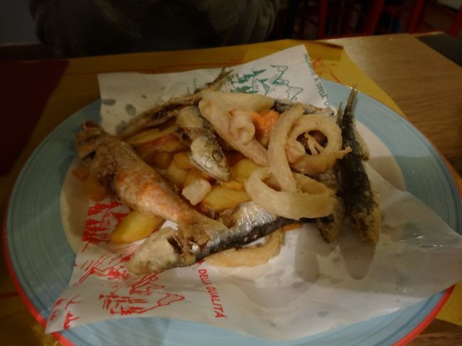 私は小魚のフライ、ポテトフライセット<br />まあまあおいしいです<br />しょっぱくないし<br />でももうちょっとカラっと揚がりませんかね<br />店を出たのは１２時５０分くらい<br />手際よく片付けて会計もしてくれました