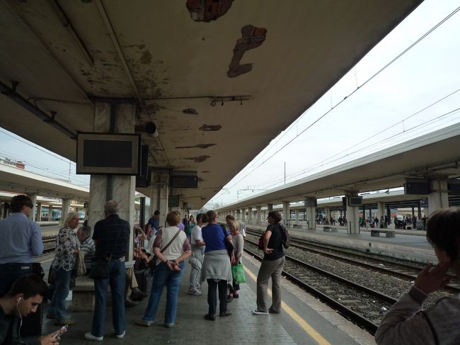 ピサ中央駅でロッソーレまで行く列車のホームをすぐに発見でき<br />ひと段落しているつかの間のショット<br />電車は９分遅れでやってきました<br />このあと思わぬトラブルに合います