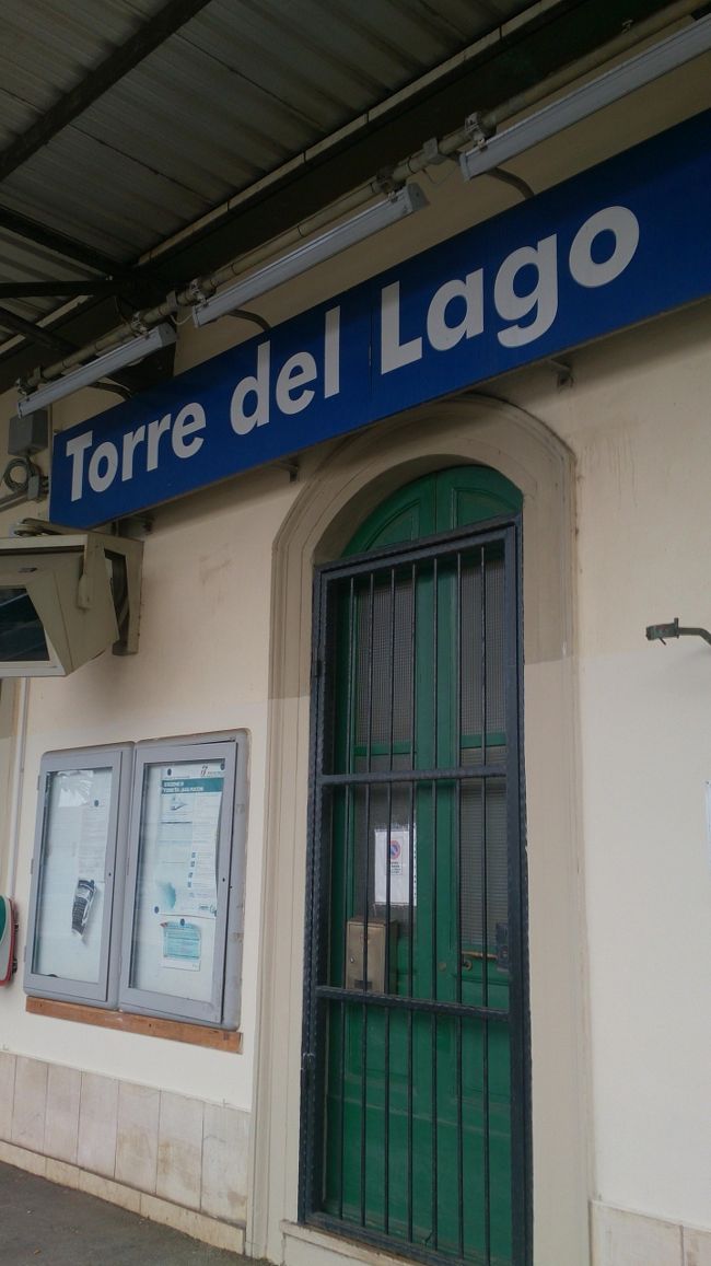 この日非常に暑くて同行者は上着を脱いだりしてガサゴソやってました<br />一駅で降りることを忘れて降り損ねてしまったのです<br />次の駅で降りました。<br />Torre del Lago<br />券売機はありますが使えません。<br />時間が切れたり切符を持ってなかったりしたらどうするのでしょうか