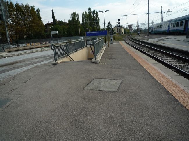 Pisa san Rossore駅に来ました<br />下に下りる階段をおります<br />ここを降りずに逆に行くとひどい遠回りになります