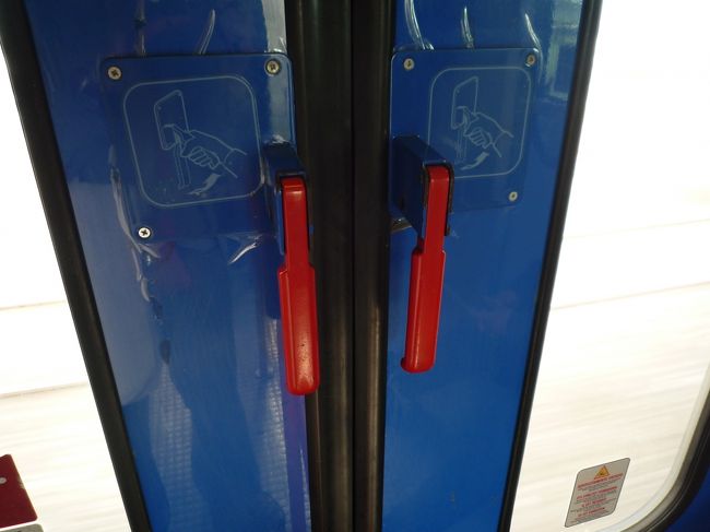 １５分くらい遅れてやってきました<br />ドアの開け方が難しそうなのでホームにいた人と同じ車両に乗りました。<br />これは内側から撮影したもの。<br />取っ手を上に引き上げて開けます