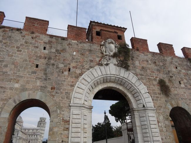 駅を降りてからも少々迷ってやっと見えてきました。<br />１５時４０分くらいでした。<br />斜塔のチケットで待たずにドーモに入れるのに<br />入る時間なんかありません。<br />同行者はのんきに写真を撮っています<br />先に受付に行かなきゃ