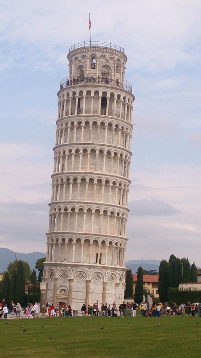 芝生広場ではたくさんの人がポーズを取って撮影していました。<br />私としてはピサは行かなくても良かった一番手。<br />というよりここ以外無い。<br />なにしろ１８ユーロもしますし<br />登ってるアジア人は日本人ばっかり。<br />中韓人はたくさんいましたが登らず写真撮影してました<br />そっちのほうが利口ですよ<br />傾いてるからって別に感動やら不思議な感覚やらありませんでしたから<br />景色もそんなに。。<br />ただやはり人により好き嫌いがあるんでしょう<br />同行者は面白かったって言ってましたし