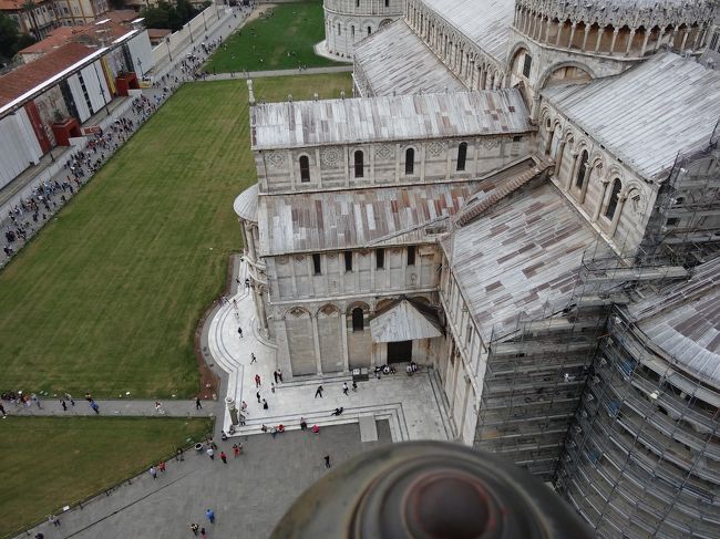 斜めってるから登るのフィレンツェのクーポラより疲れた感じ<br />ノリノリで斜塔を支える同行者の写真が何枚もあるのに<br />私の唯一のポーズ写真は仏頂面（爆）<br />オモロくなかったプラス時間に追われて