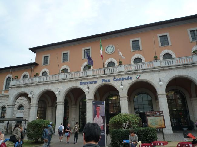 降りたらすぐにピサ中央駅まで歩きます。<br />時間がないのに写真をとりまくりなかなか歩かない同行者に<br />イライラし始めます<br />中央駅では買えない券売機に３台当たり、<br />他の１組の白人観光客と一緒に<br />買える自販機を探します。４台めで買えるのが見つかりました。<br />出発５分前。もう必死ｗ
