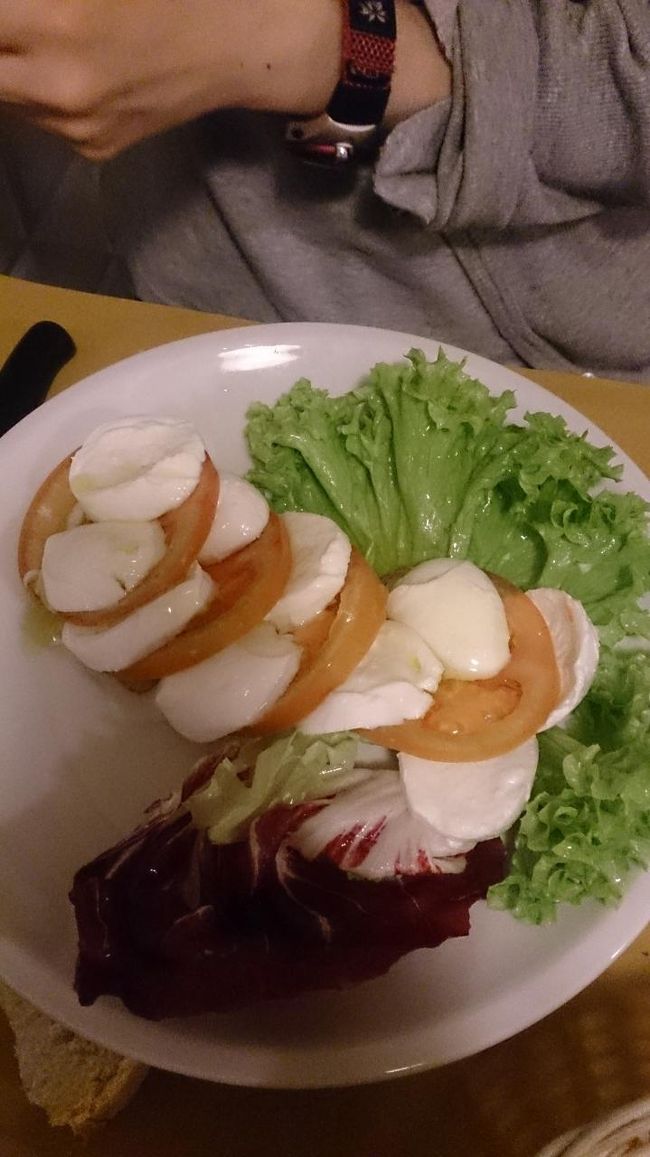 好きなお皿を２つ選べます<br />ここで肉と肉、<br />魚と魚などメインを２つ頼むこともできます<br />私はカプリーゼ