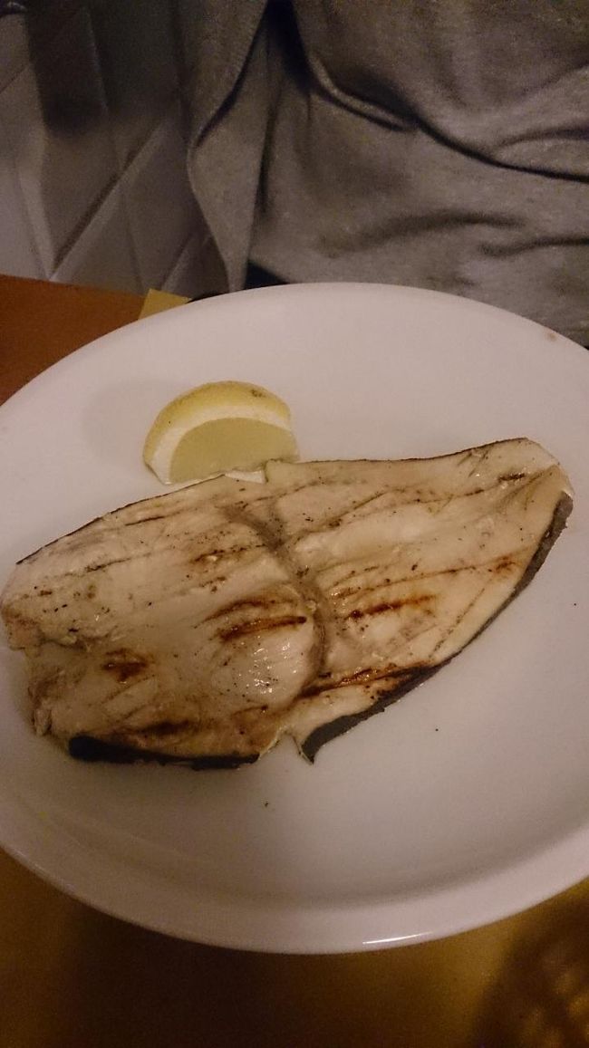 それと魚<br />冷凍のグリルなのでイマイチでしたが<br />ちゃんとその旨表示してありますさっぱりとしています<br />このほかにサラダ、ワイン、水がついて１６ユーロと激安。<br />１８時で開いてるレストランも早々見つけることはできず貴重です