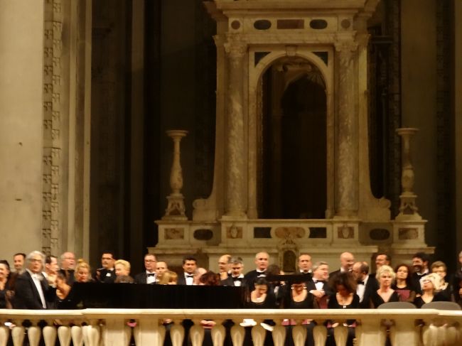 一旦アパートに帰ってから次の予定はコレです<br />２０時３０分から教会で行われる合唱コンサートです<br />http://www.operadifirenze.it/it/<br />ここで予約してありました。<br />同行者がぜひ聞きたいと。<br />この日の演目はモーツアルトのレクイエムです