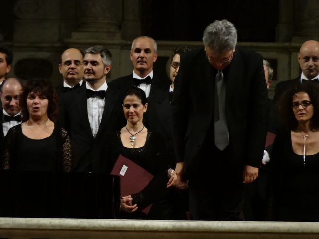 まあのんびりギリギリ行けばいいかなと思っていましたが<br />１５分くらいまえにはすでに皆さん８割がた着席していて<br />これ以上遅かったら席が離れてしまうところでした。<br />観光客なんかいません。おしゃれした地元の方ばかり<br />私は眠くて仕方ありませんでしたが同行者ノリノリ。<br />幸い１時間という程よい長さでした