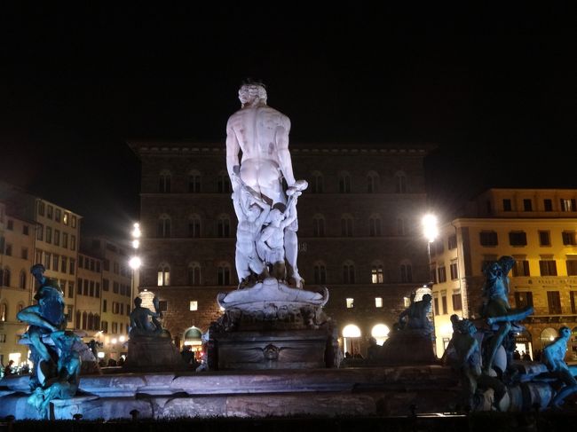 この後ミステリアスな夜のシニョーリア広場に寄る