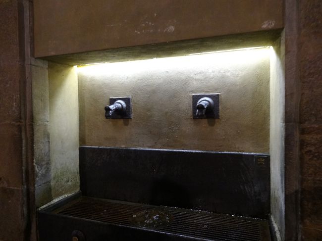 知ってる人そんなにいないのかな？<br />誰も汲んでる人いないの<br />ミネラルウォーター？か知りませんがおいしい飲料水が蛇口から出るんですよ<br />左側はなんと炭酸水しかも炭酸強め。<br />これがおいしいんです