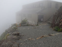 ●頂上山荘＠弥山山頂

天気悪いわ、風強いわ、寒いわ…。
山の天気って忙しい。
10年以上前に登った時より、綺麗に整備されてた弥山山頂でした。