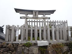 ●石鎚神社＠弥山山頂

弥山山頂の石鎚神社。
帰りの無事を祈りました。