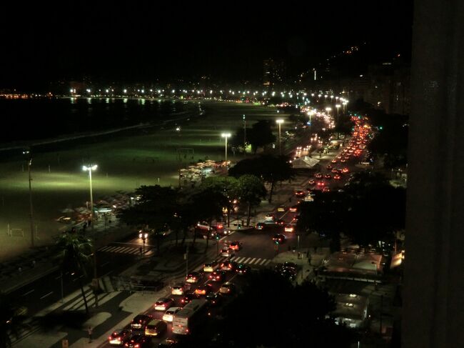 リオ・デ・ジャネイロのガレオン国策空港には夕刻に到着<br />到着口のタクシ−でコパカバ−ナの宿泊ホテル　Windsor Excelsior Copacabanaまで移動<br />タクシ−料金　R＄50<br />ホテルからはコパカバ−ナの海岸線が一望