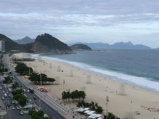 翌日ホテルの部屋からポン・ジ・アス−カル方向を見る<br /><br />ホテルからはコルコバ−ドの丘のキリスト像も一望出来、今日は綺麗に見れたので早速登山電車乗り場へタクシ−で出発<br /><br />雲がかかって街から見上げてキリスト像が見えない時は折角上がっても何も見えない