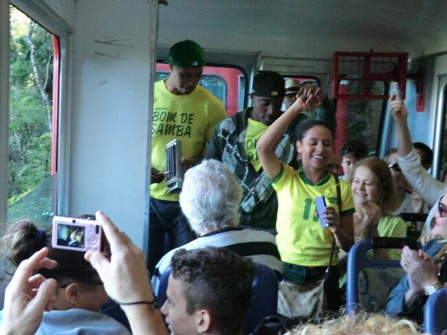 途中駅からは楽器を持った人たちが入って来て演奏開始<br />大いに盛り上がります