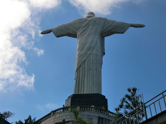 いよいよキリスト像が立つ709mの山頂まで階段を上がって行きます<br />キリスト像のバックスタイルも中々のもの