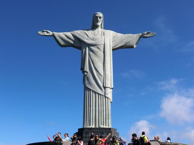 はい、これがコルコバ−ドに建つキリスト像<br />手のひらの向きに興味がわきます<br />正面に立つと全ての人を包み込んでくれるような大きな力を感じます