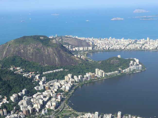 キリスト像前の展望台からはリオの街並みが一望<br />息をのむぐらいに絶景