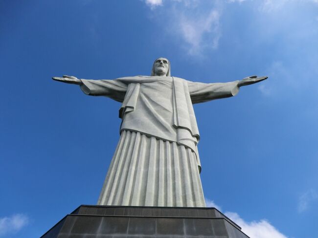 展望台からの景色を堪能した後はキリスト像を真下から見上げます<br />青空にお化粧直しが終わったキリスト像は良く映えます