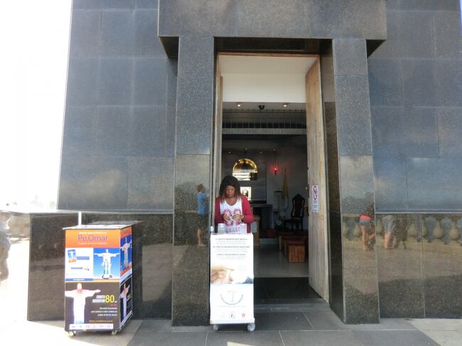 キリスト像の台座には入場可能です