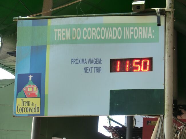 下まで戻る登山電車の発車時刻は11:50<br />時間まで駅回りを散策