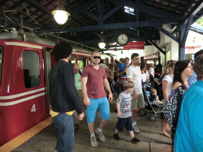 登山電車駅に戻って来ました<br />行きも帰りも登山電車は満席状態<br />晴天時は込み合います