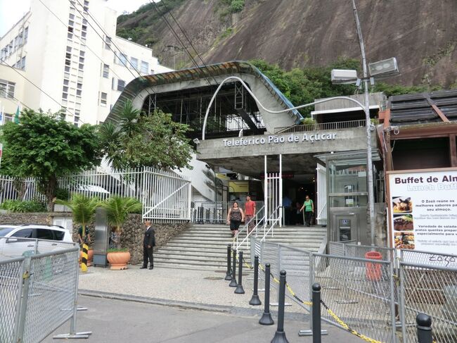 登山電車駅からポン・ジ・アス−カルまではタクシ−で移動<br />タクシ−は定額料金でR＄30