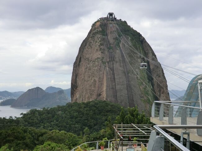 ウルカの丘から第2ロ−プウェイで海抜396mのポン・ジ・アス−カル　へ<br />名称の由来は「尖った小島」という意味でポン・ジ・アス-カルと名づけられたと言う<br />何ともユニ-クな形の奇岩