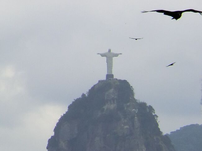 さっきまでいたコルコバ−ドの丘のキリスト像も見渡せる<br />あんなに青空だったのに雲が増えてきている