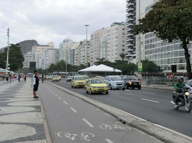 コオアカバ−ナ海岸沿にはホテルがずっと続きます