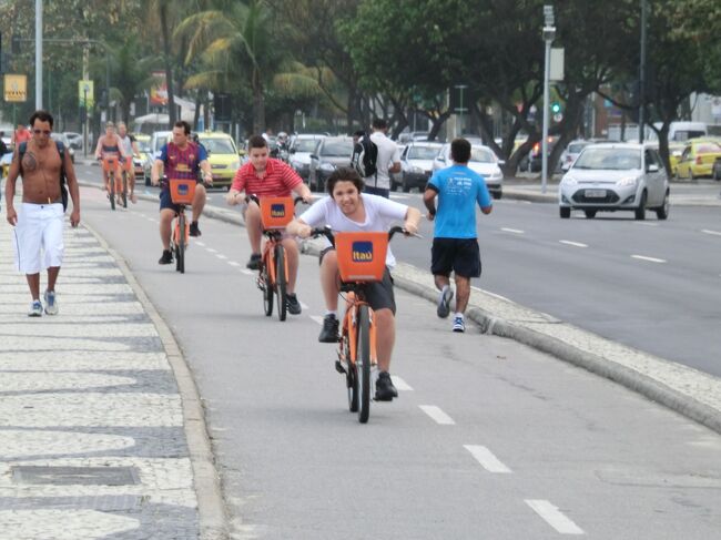 地元の人たちはジョッキングをしたり自転車に乗ったりして楽しんでいる
