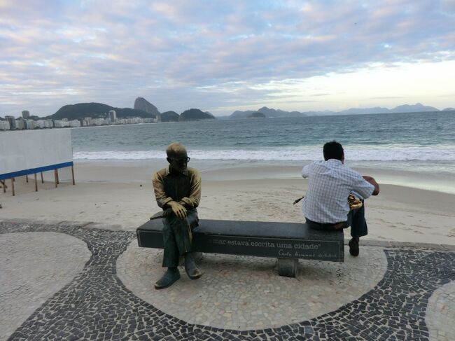 砂浜のベンチに二人腰かけて？