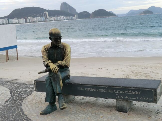 いえいえこの人は銅像でした