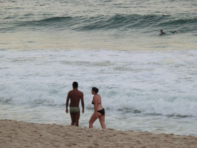 7月のコパカバ−ナは寒い<br />でも地元の人は元気いっぱい<br />海で泳ぎます