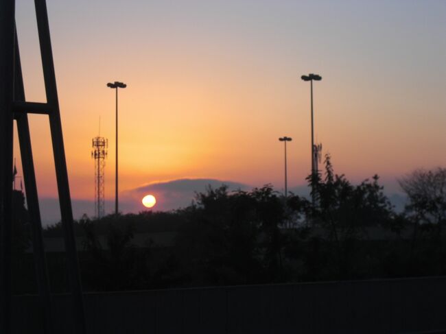 翌日は早朝5時にホテルを出発してガレオン国際空港へ<br />空港に5時20分に到着<br />朝日が昇ります