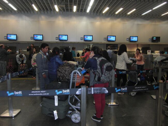 早速アビアンカ航空のカウンタ−でチェックインを済ませます