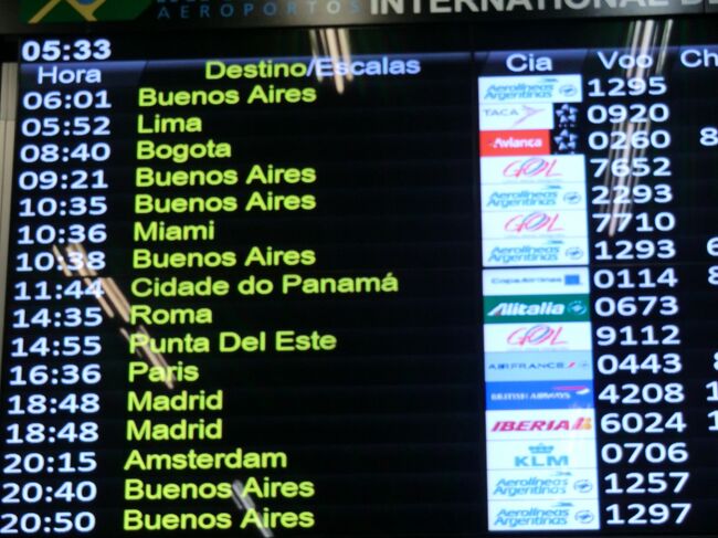 8:40発のボコタ行<br />早朝にも関わらずガレオン国際空港は人で込み合っています