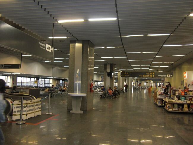 寂しげなゲ-トで出発まで待機