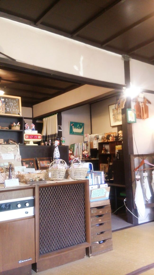 古民家です。テーブルが2つと奥にカウンター？が3席ほどの小さなカフェ。<br />畳敷きです。