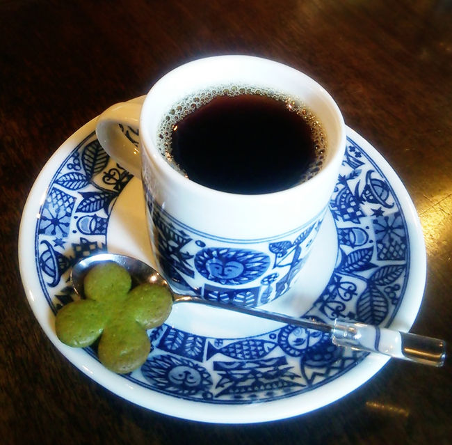 +200円でドリンクが付けられます。<br />イタリアンローストコーヒー。<br />おまけのよつばクッキーかわいい。