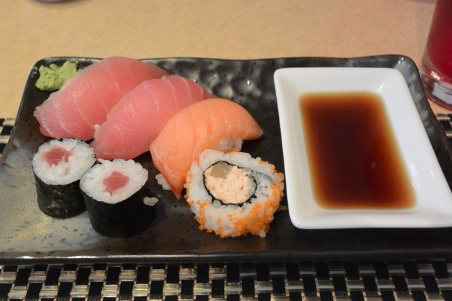 スーレーシャングリラホテルにあるカフェ・スーレーのランチビュッフェ<br /><br />お寿司やお刺身もあります。