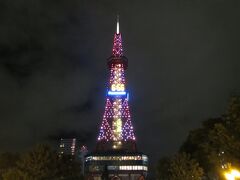 テレビ塔
いろいろあって、夕刻になる。
大通公園のテレビ塔はイルミネーションが点灯し、絶えず色を変化させている。内部を通るエレベーターも光っている。