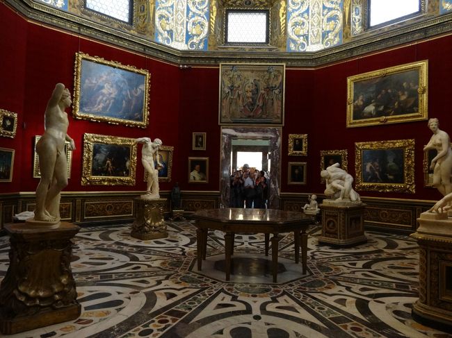 ここは順番に覗き込む部屋<br />このときまだ２Ｆもあるとは気づいていません。<br />はー、はー言いながら感動もの<br />ここでの予定時間は１１時３０分までの３時間