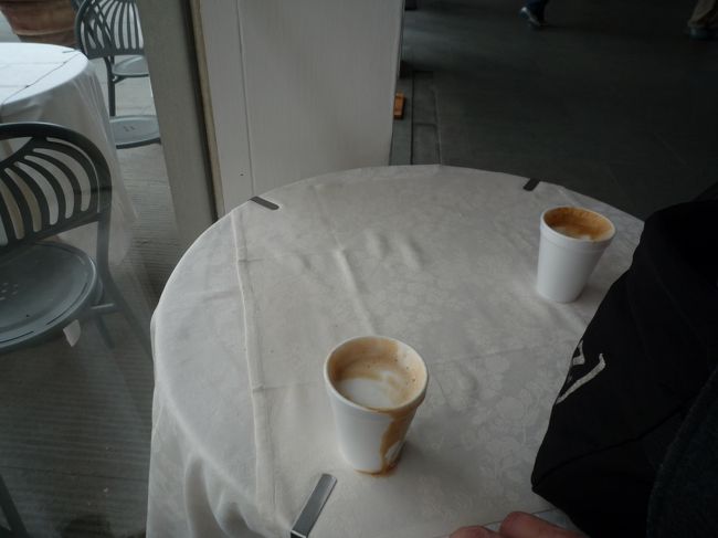 途中のカフェは立ち飲みとテーブルでは値段２倍違います<br />ここから見渡せるクーポラは美しい