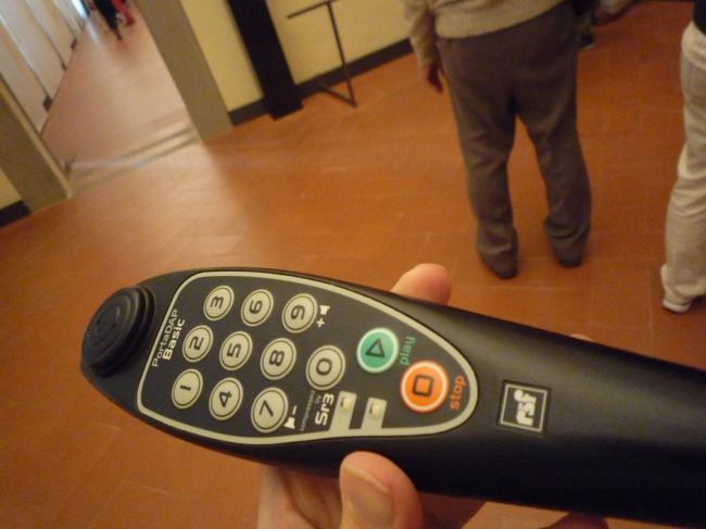 これはウフィツィのオーディオガイド。<br />イヤホンを刺す穴がなく持って来たのに利用できず<br />その代わり本体が長く手で耳に当て続けても腕が疲れない仕様