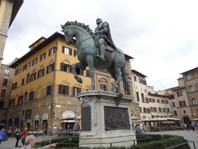 今度はじっくりシニョーリア広場を見学しましょう<br />ジャンボローニャ作コジモ1世の騎馬像<br />彼は見た人の感想を聞くために台座部分に隠れていたそう