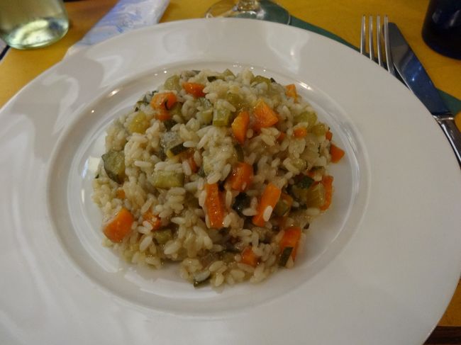 １品め６ユーロ、２品目７ユーロの違うやつしかくれなかった<br />水もデザートもワインも入ってないやつ